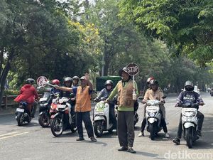 Polisi Cepek di Surabaya Tolak Dilarang Atur Lalin: Mau Kalau Diganti Kerjaan Polisi Cepek di Surabaya Tolak Dilarang Atur Lalin: Mau Kalau Diganti Kerjaan
