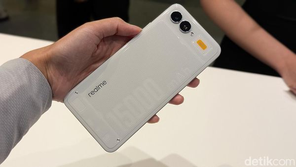 Wujud HP Unik Realme, Punya Baterai 15.000 mAh dan Pendingin AC