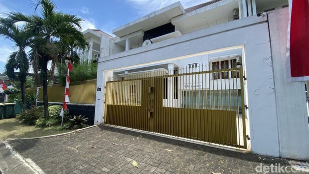 Potret rumah mewah Dwi Hartono, tersangka otak penculikan Kacab Bank di Jakarta, Ilham Pradipta. Saat didatangi, Rabu (27/8/2025), rumah tersebut tampak sepi.