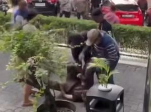 Diduga Polisi Pakaian Preman Seret Demonstran di DPRD Sumut, Kapolda Minta Maaf Diduga Polisi Pakaian Preman Seret Demonstran di DPRD Sumut, Kapolda Minta Maaf