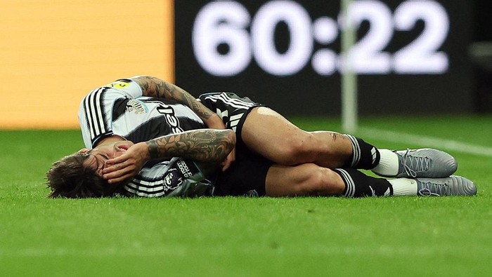 Soccer Football - Premier League - Newcastle United v Liverpool - St James Park, Newcastle, Britain - August 25, 2025 Newcastle Uniteds Sandro Tonali reacts after sustaining an injury REUTERS/Scott Heppell EDITORIAL USE ONLY. NO USE WITH UNAUTHORIZED AUDIO, VIDEO, DATA, FIXTURE LISTS, CLUB/LEAGUE LOGOS OR LIVE SERVICES. ONLINE IN-MATCH USE LIMITED TO 120 IMAGES, NO VIDEO EMULATION. NO USE IN BETTING, GAMES OR SINGLE CLUB/LEAGUE/PLAYER PUBLICATIONS. PLEASE CONTACT YOUR ACCOUNT REPRESENTATIVE FOR FURTHER DETAILS..