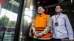 Senyum Bupati Nonaktif Koltim Usai Diperiksa KPK