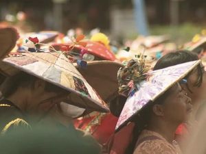 Mengenal Seraung, Topi Khas Dayak yang Unik