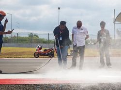 Jelang MotoGP, Lintasan Sirkuit Mandalika Akan Dicat Ulang Jelang MotoGP, Lintasan Sirkuit Mandalika Akan Dicat Ulang
