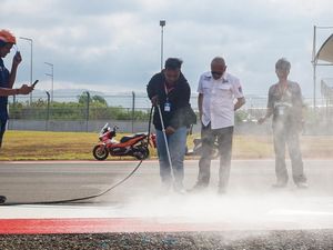 Jelang MotoGP, Lintasan Sirkuit Mandalika Akan Dicat Ulang Jelang MotoGP, Lintasan Sirkuit Mandalika Akan Dicat Ulang