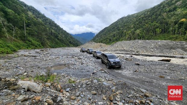 Di balik lebatnya hutan Pegunungan Arfak, Manokwari, ratusan gubuk penambangan emas ilegal di Papua Barat berdiri