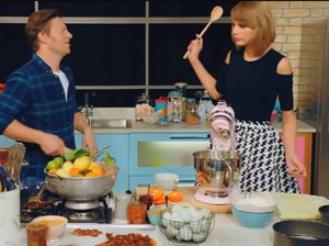 Taylor Swift Resmi Tunangan, Diva Ini Ternyata Jago Buat Kue! Taylor Swift Resmi Tunangan, Diva Ini Ternyata Jago Buat Kue!