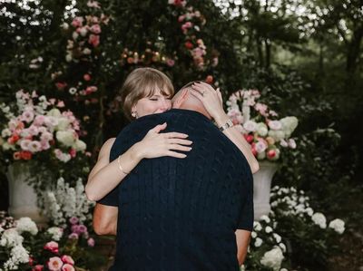 Potret Mesra Taylor Swift & Travis Kelce Tunangan dengan Cincin Berlian Rp 16 M