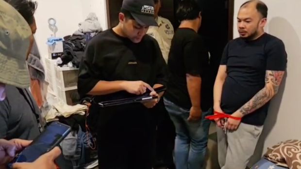 Tersangka Ken, otak penculikan Kacab Bank di Jakarta diborgol kabel ties warna merah. Ken ditangkap di rumahnya di PIK, Jakut, pada 24 Agustus 2025.