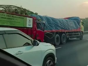 Video Viral Truk Gas Nempel Truk Tronton di JORR, Sopir Tewas Terjepit Video Viral Truk Gas Nempel Truk Tronton di JORR, Sopir Tewas Terjepit