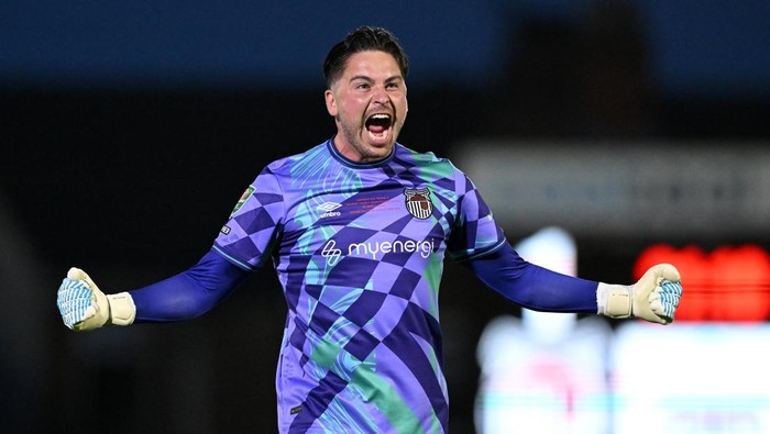 GRIMSBY, ENGLAND - AUGUST 27: Christy Pym of Grimsby Town celebrates Charles Vernam (not pictured) scoring his teams first goal  during the Carabao Cup Second Round match between Grimsby Town and Manchester United at Blundell Park on August 27, 2025 in Grimsby, England.  (Photo by Shaun Botterill/Getty Images)