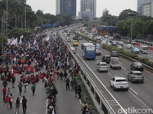 Ada Demo Buruh, Jalan Gatsu Depan DPR Ditutup Ada Demo Buruh, Jalan Gatsu Depan DPR Ditutup