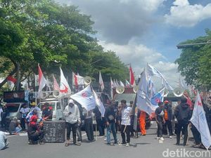 Waspada Macet! Frontage Ahmad Yani Surabaya Dipadati Ratusan Buruh Waspada Macet! Frontage Ahmad Yani Surabaya Dipadati Ratusan Buruh