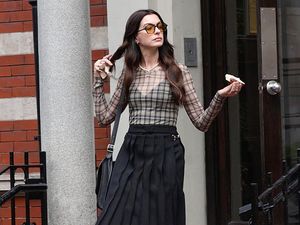 Anne Hathaway Jatuh saat Syuting The Devil Wears Prada 2, Hak Sepatu Patah Anne Hathaway Jatuh saat Syuting The Devil Wears Prada 2, Hak Sepatu Patah