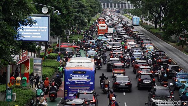 Potret Arus Lalu Lintas Jalan Sudirman Terpantau Padat Merayap
