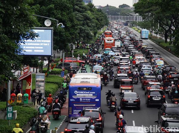Potret Arus Lalu Lintas Jalan Sudirman Terpantau Padat Merayap