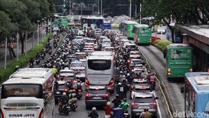 Video Viral Pesepatu Roda Meluncur di Jalan Sudirman, Pramono: Tak Boleh