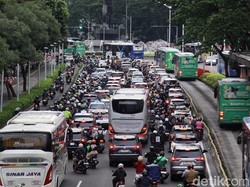 Video Viral Pesepatu Roda Meluncur di Jalan Sudirman, Pramono: Tak Boleh
