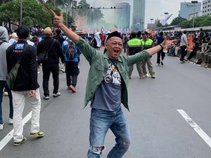 Video: Aksi Bang Madun Ikut Aksi Demo di Gedung DPR Video: Aksi Bang Madun Ikut Aksi Demo di Gedung DPR