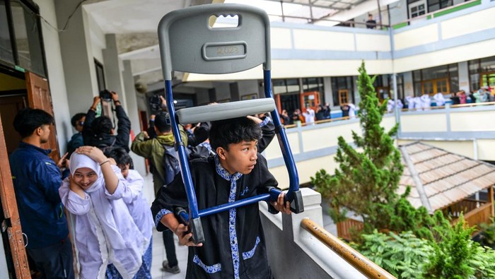 Kisah Siswa Bandung Hadapi Gempa, Simulasi yang Bikin Merinding!