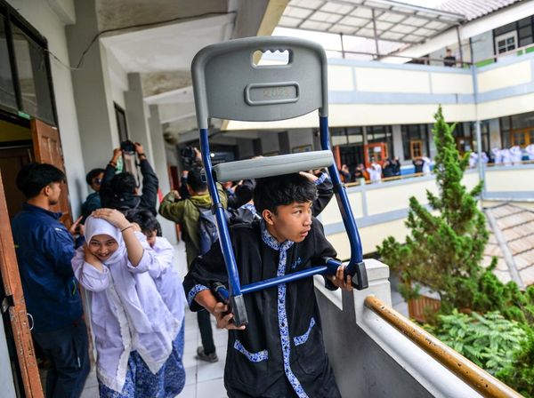 Belajar Siaga Bencana, Siswa Bandung Ikuti Simulasi Gempa Bumi