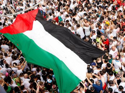 Bendera Palestina Raksasa Berkibar di Tengah Riuh Festival Tomatina Spanyol
