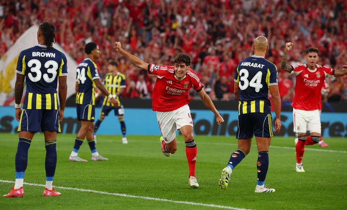 Soccer Football - UEFA Champions League - Play Off - Second Leg - Benfica v Fenerbahce - Estadio da Luz, Lisbon, Portugal - August 27, 2025 Benfica's Antonio Silva celebrates a goal that was later disallowed REUTERS/Pedro Nunes