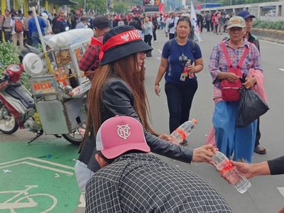 Berlliana Lovell Turun ke Jalan Bantu Logistik Untuk Pendemo: Saling Menguatkan