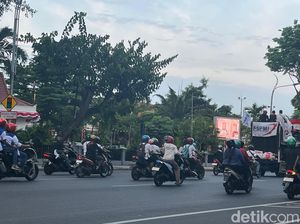 Massa Demo Buruh di Depan Kantor Gubernur Jatim Bubarkan Diri Massa Demo Buruh di Depan Kantor Gubernur Jatim Bubarkan Diri