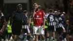Depak MU, Suporter Grimsby Serbu Lapangan