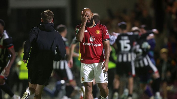 GRIMSBY, ENGLAND - AUGUST 27: Bryan Mbeumo of Manchester United looks dejected after missing his teams thirteenth penalty during the Carabao Cup Second Round match between Grimsby Town and Manchester United at Blundell Park on August 27, 2025 in Grimsby, England.  (Photo by George Wood/Getty Images)