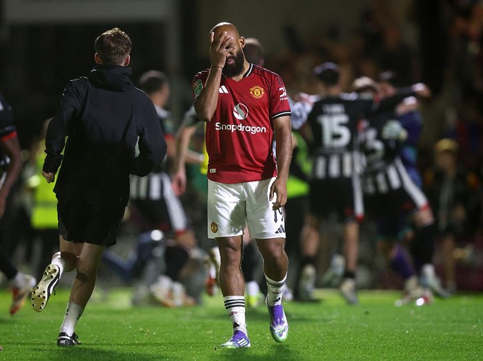 GRIMSBY, ENGLAND - AUGUST 27: Bryan Mbeumo of Manchester United looks dejected after missing his teams thirteenth penalty during the Carabao Cup Second Round match between Grimsby Town and Manchester United at Blundell Park on August 27, 2025 in Grimsby, England.  (Photo by George Wood/Getty Images)