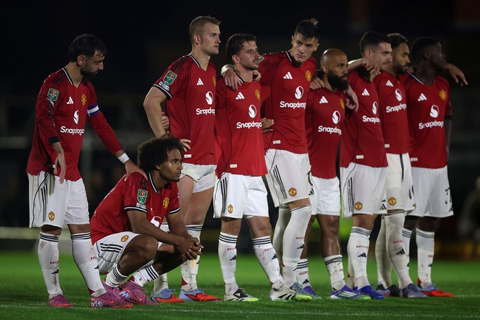 Carabao Cup GRIMSBY, ENGLAND - AUGUST 27: Players of Manchester United looks dejected during the penalty shoot-out during the Carabao Cup Second Round match between Grimsby Town and Manchester United at Blundell Park on August 27, 2025 in Grimsby, England. (Photo by George Wood/Getty Images)