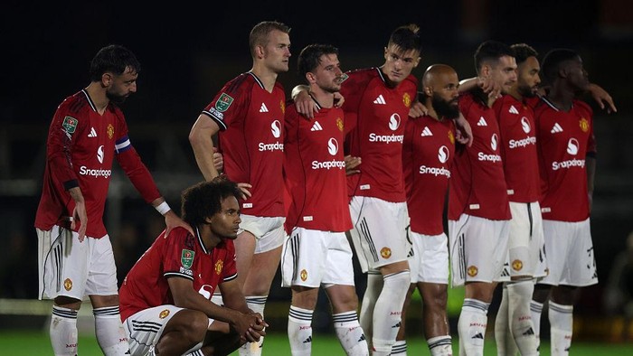 GRIMSBY, ENGLAND - AUGUST 27: Players of Manchester United looks dejected during the penalty shoot-out during the Carabao Cup Second Round match between Grimsby Town and Manchester United at Blundell Park on August 27, 2025 in Grimsby, England.  (Photo by George Wood/Getty Images)