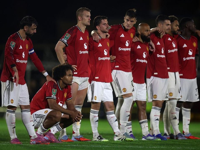 GRIMSBY, ENGLAND - AUGUST 27: Players of Manchester United looks dejected during the penalty shoot-out during the Carabao Cup Second Round match between Grimsby Town and Manchester United at Blundell Park on August 27, 2025 in Grimsby, England.  (Photo by George Wood/Getty Images)