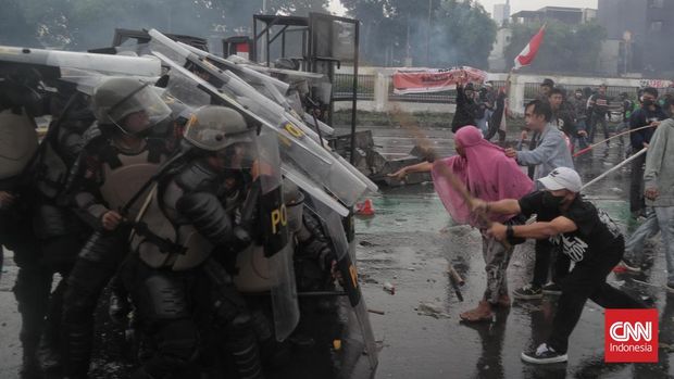 Unjuk rasa masih terus berlangsung di sekitar kawasan Kompleks Parlemen DPR/MPR menjelang sore, Kamis (28/8). CNN Indonesia/Adhi Wicaksono