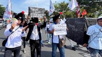 Keranda Mayat-Tikus Berdasi Warnai Demo Buruh di Surabaya