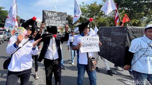 Keranda Mayat-Tikus Berdasi Warnai Demo Buruh di Surabaya