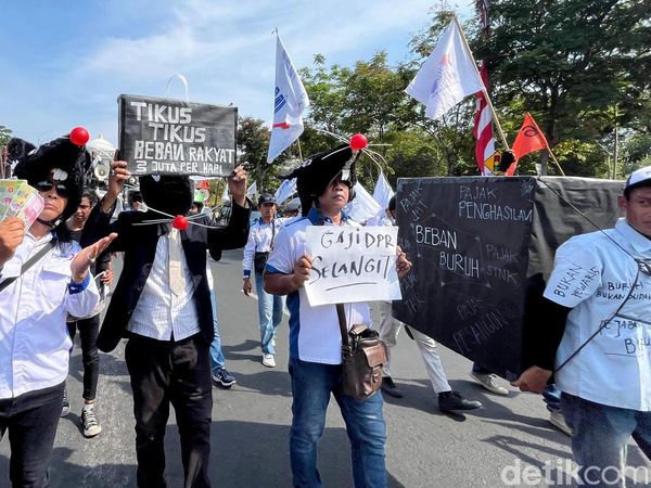 Keranda Mayat-Tikus Berdasi Warnai Demo Buruh di Surabaya