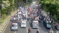 Arus Lalu Lintas Tersendat Imbas Demo Buruh di Surabaya