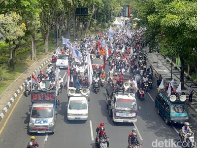 Arus Lalu Lintas Tersendat Imbas Demo Buruh di Surabaya