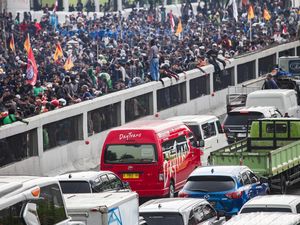 Demo Depan DPR Memanas, Massa Terobos Tol Dalkot