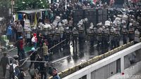 Demo Depan DPR Ricuh, Massa Dipukul Mundur Polisi