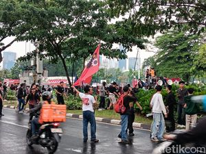 Aksi Demo Berakhir Ricuh, Tak Terima Tunjangan Anggota DPR Rp 50 Juta/Bulan Aksi Demo Berakhir Ricuh, Tak Terima Tunjangan Anggota DPR Rp 50 Juta/Bulan