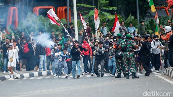 Detik-detik Bentrokan Pecah di Kolong Flyover Slipi