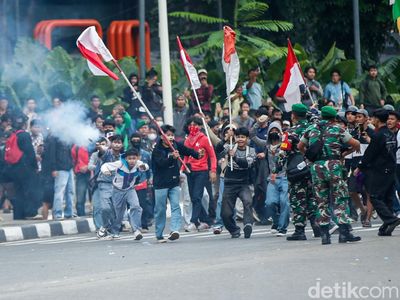Detik-detik Bentrokan Pecah di Kolong Flyover Slipi