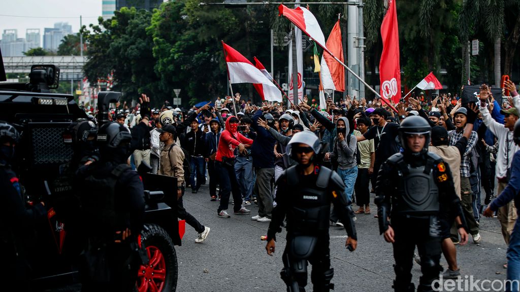 Aksi demo 28 Agustus berujung ricuh. Bentrokan juga pecah di Underpass Slipi, Jakarta, Kamis (28/8/2025).