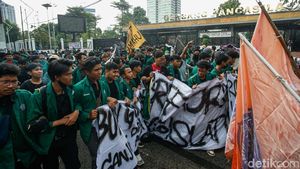 Diguyur Hujan, Massa Aksi Demo DPR Pindah ke Gerbang Utama