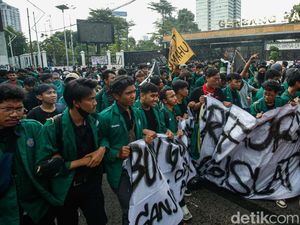 BEM SI Demo Usai Salat Jumat, Long March hingga Polda Metro Jaya BEM SI Demo Usai Salat Jumat, Long March hingga Polda Metro Jaya