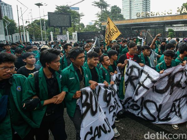 Diguyur Hujan, Massa Aksi Demo DPR Pindah ke Gerbang Utama